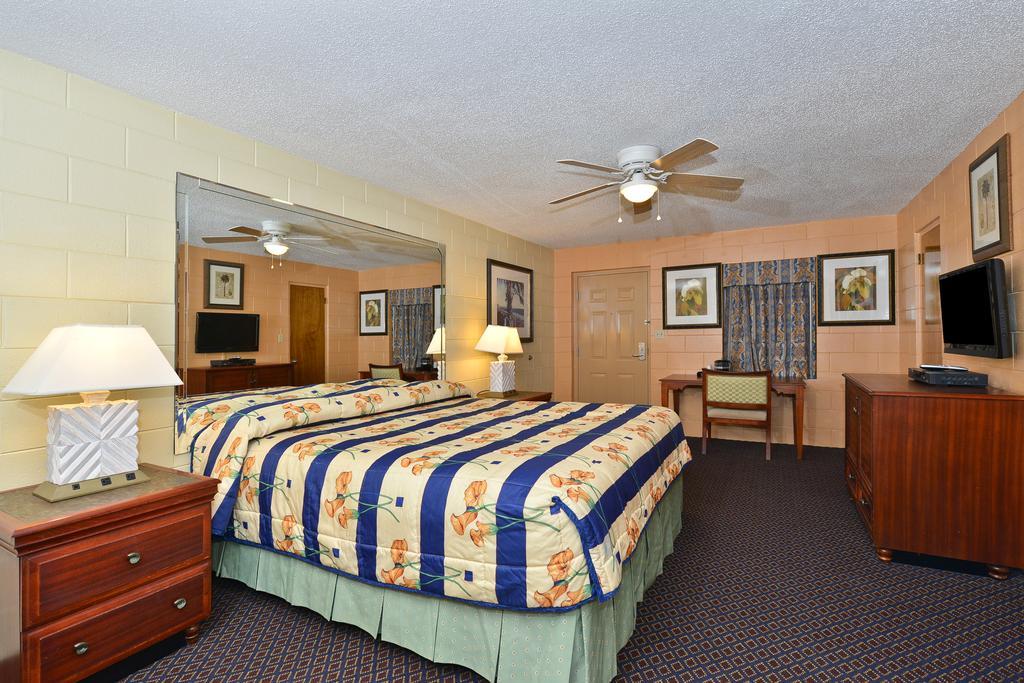 Savannah Inn And Suites Savannah Port Area الغرفة الصورة